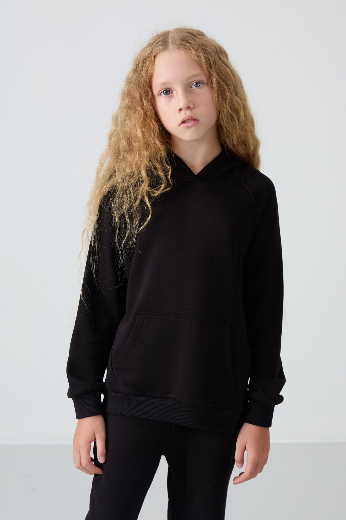 Siyah Pamuklu İçi Tüylü Yumuşak Dokulu Standart Fit Nakışlı Kız Çocuk Eşofman Takım - 75162