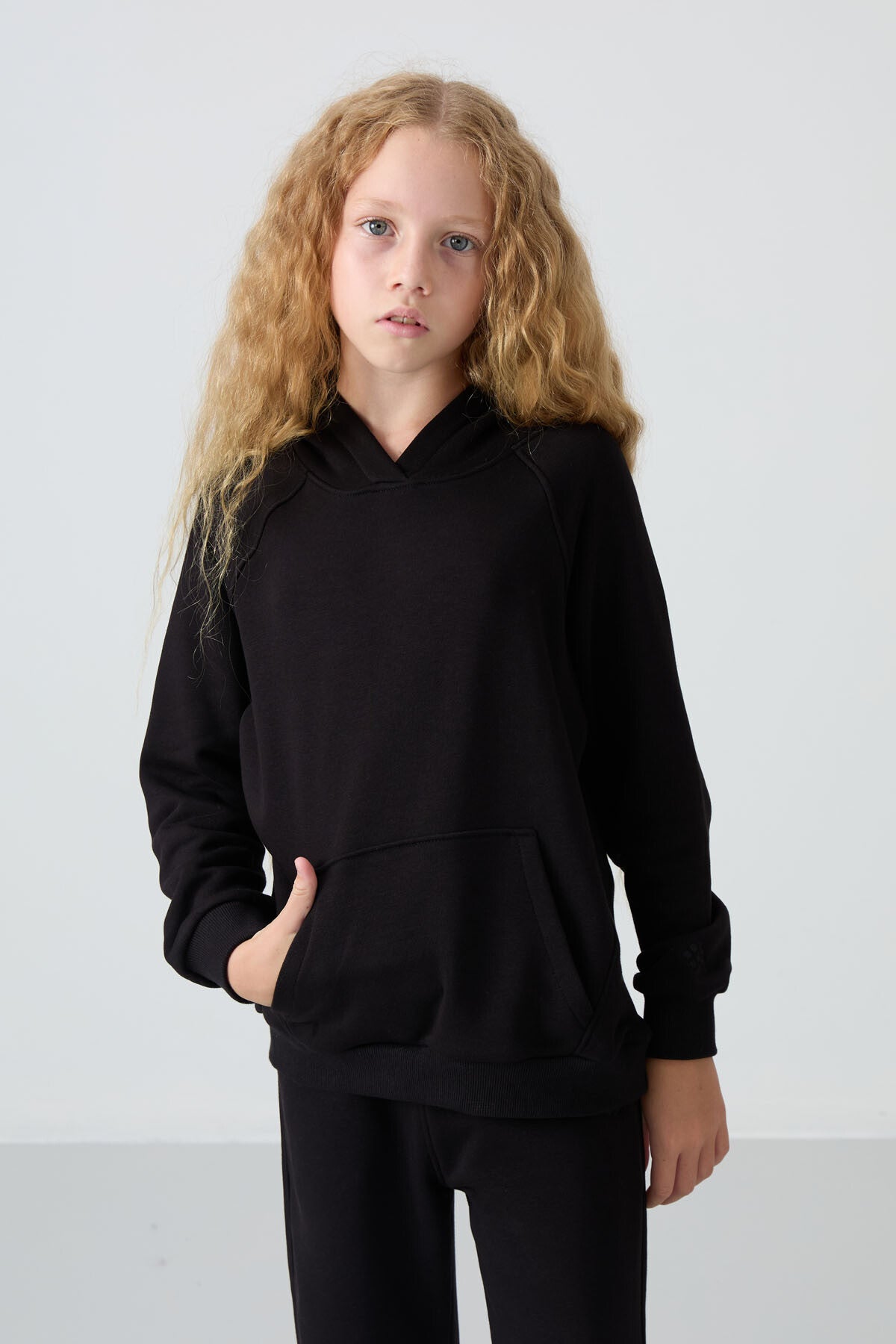 Siyah Pamuklu İçi Tüylü Yumuşak Dokulu Standart Fit Nakışlı Kız Çocuk Eşofman Takım - 75162