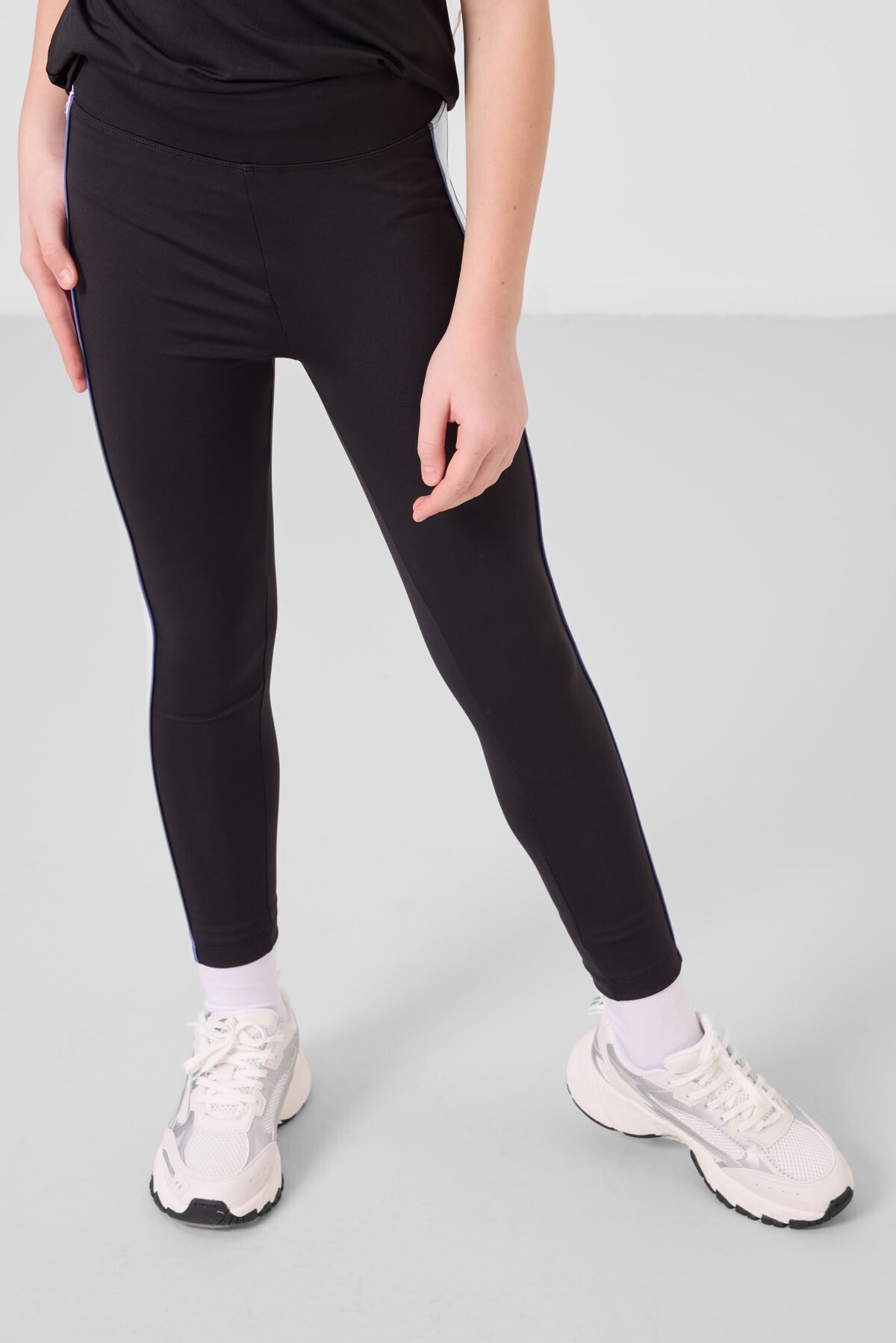 Siyah O Yaka Yan Şerit Detaylı Standart Fit Performans Kız Çocuk Tayt Takım - 75191