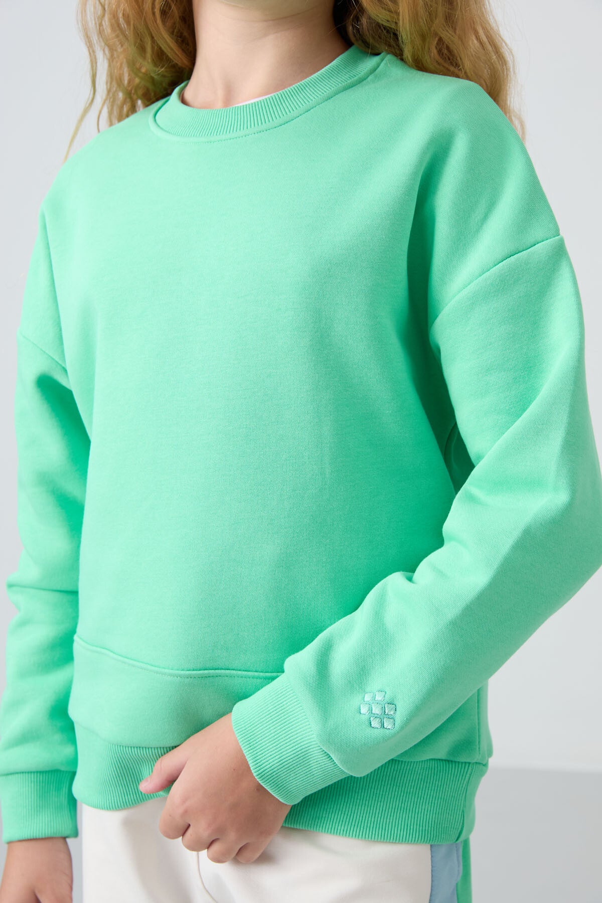 Su Yeşil Pamuklu İçi Tüylü Yumuşak Dokulu Oversize Nakışlı Kız Çocuk Sweatshirt - 75150