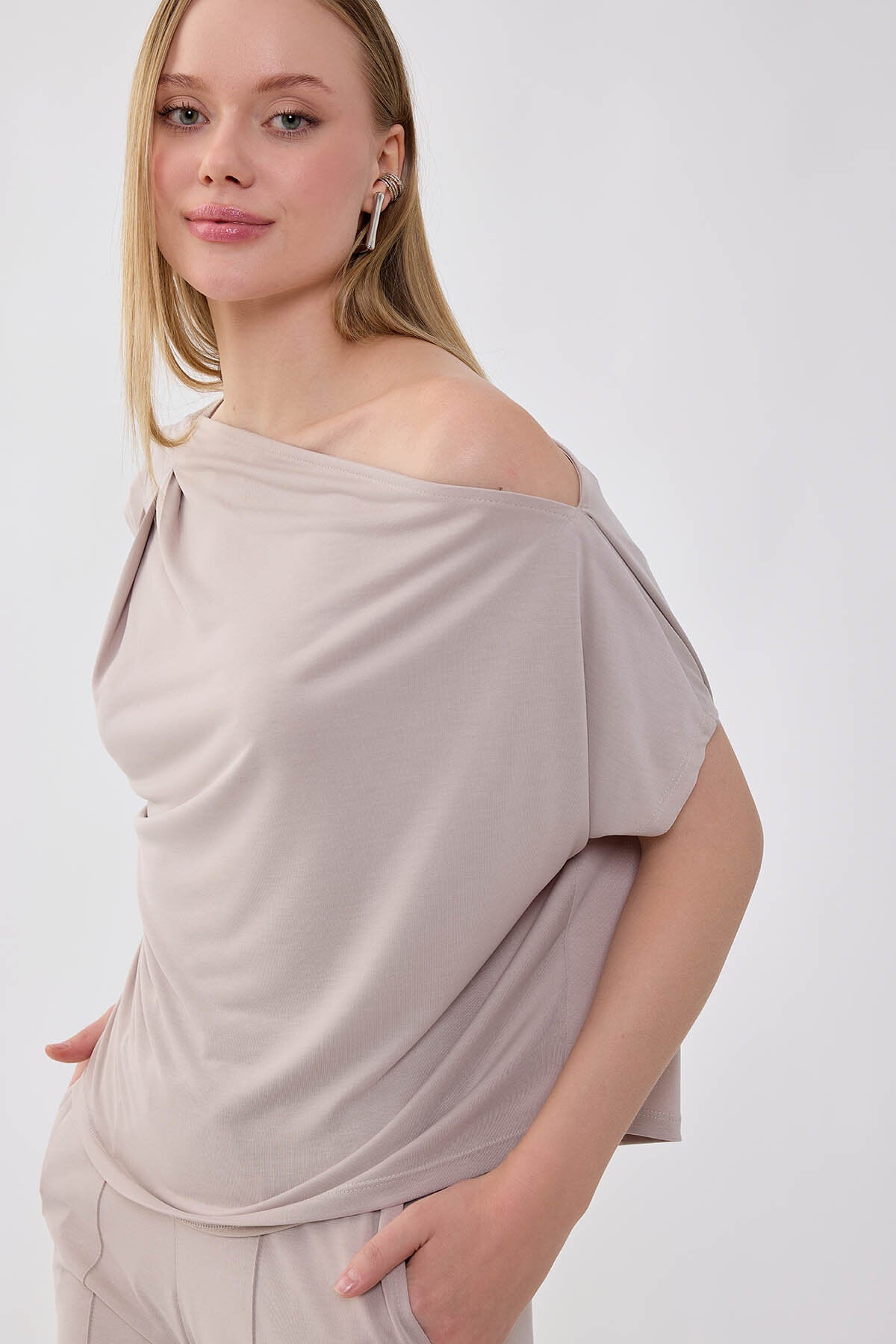 Tek Omuzu Büzgü Detaylı Bluz