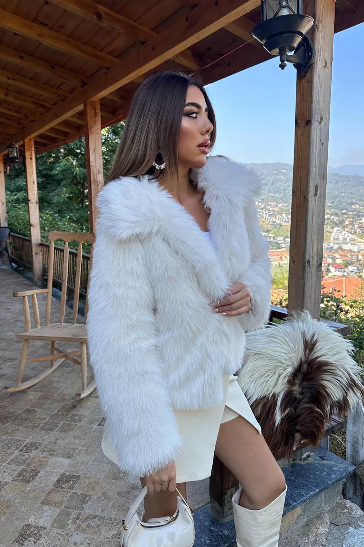 Toptan Ekru Kürklü Kısa Manto