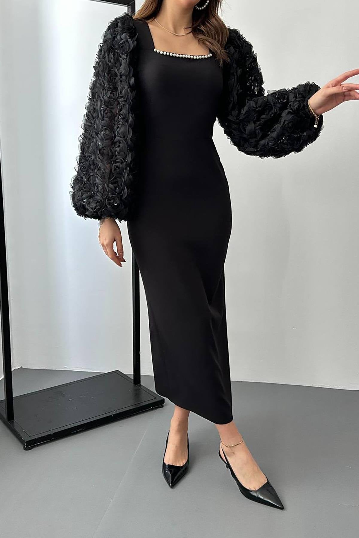 Toptan Siyah Kolları Çiçekli Atlas Elbise