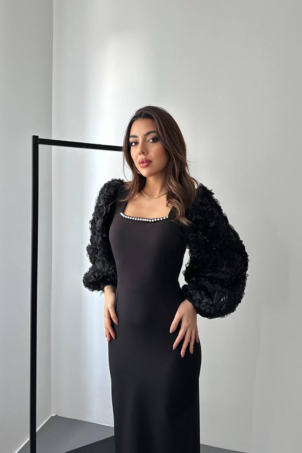 Toptan Siyah Kolları Çiçekli Atlas Elbise