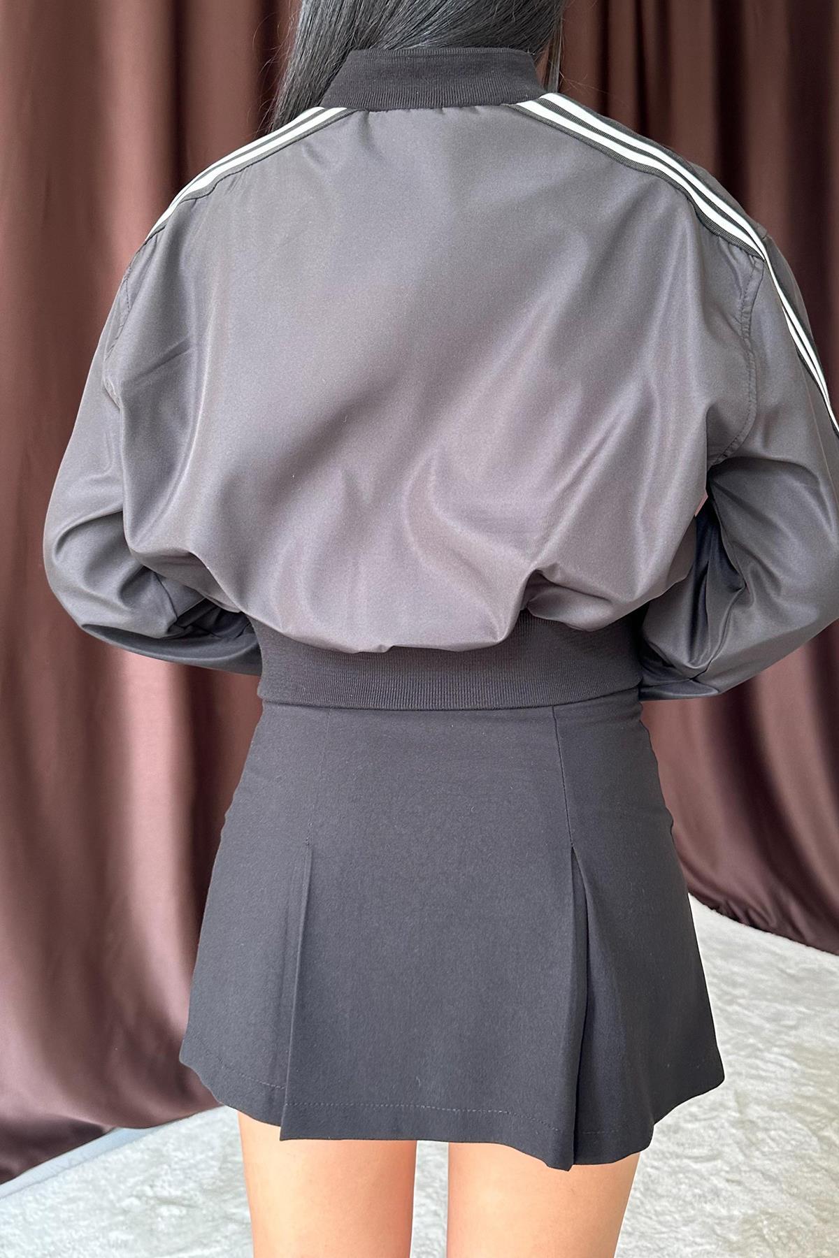 Toptan Siyah Yanları Şeritli Kısa Ceket