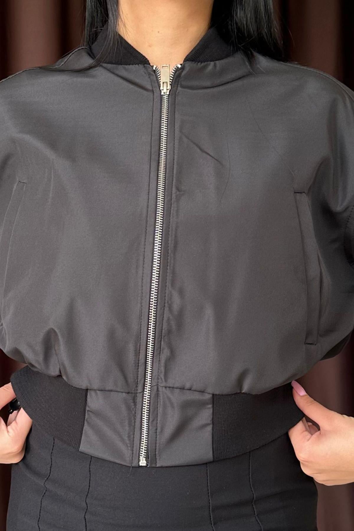 Toptan Siyah Yanları Şeritli Kısa Ceket