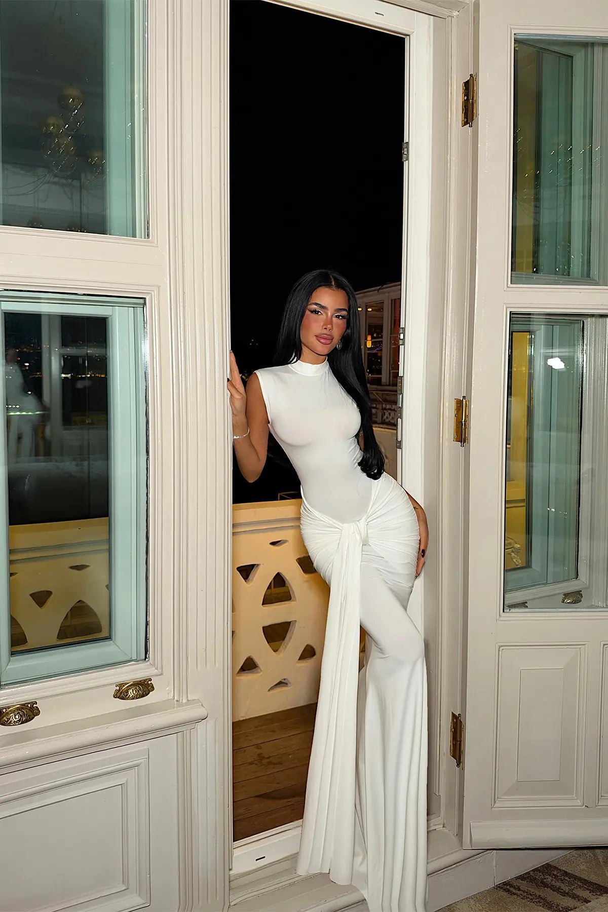 Beyaz Önü Büzgülü Uzun Elbise