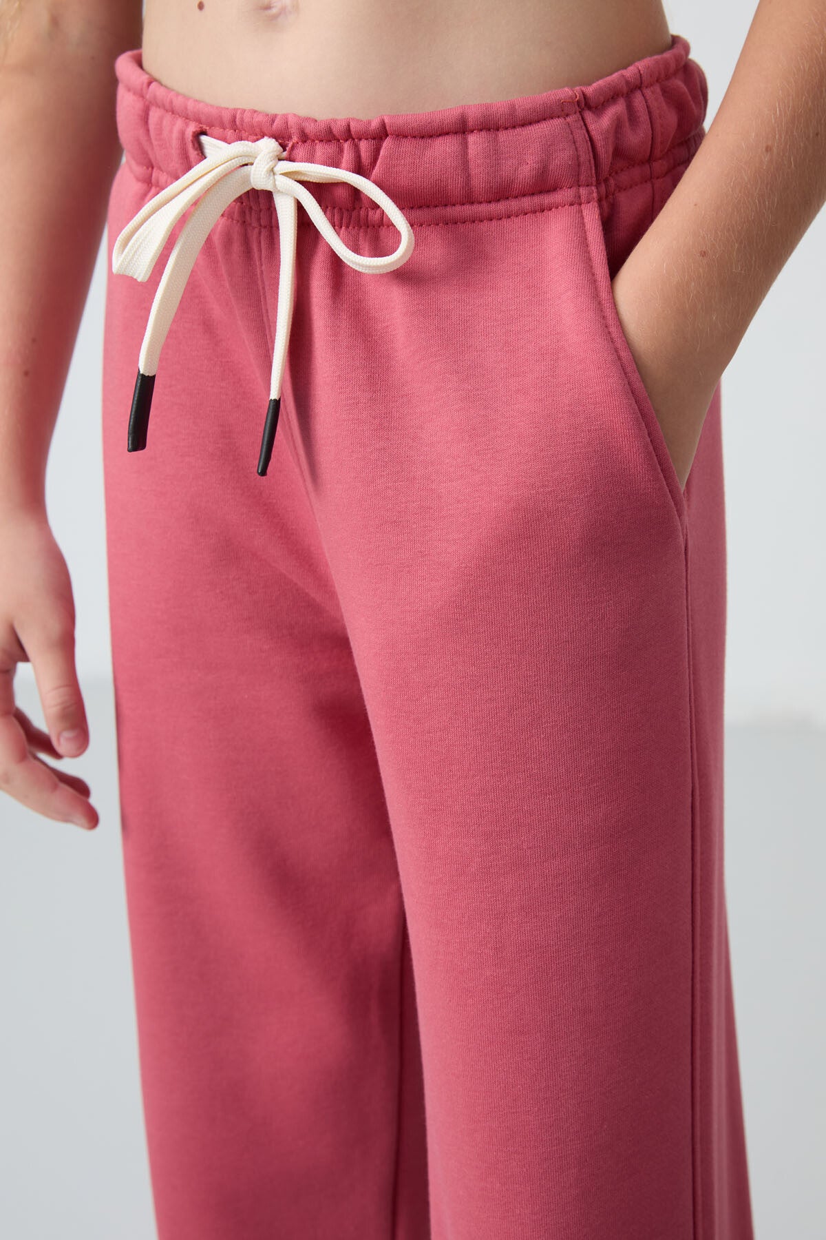 Yaban Gülü Pamuklu İçi Tüylü Yumuşak Dokulu Standart Fit Nakışlı Kız Çocuk Eşofman Alt - 75146