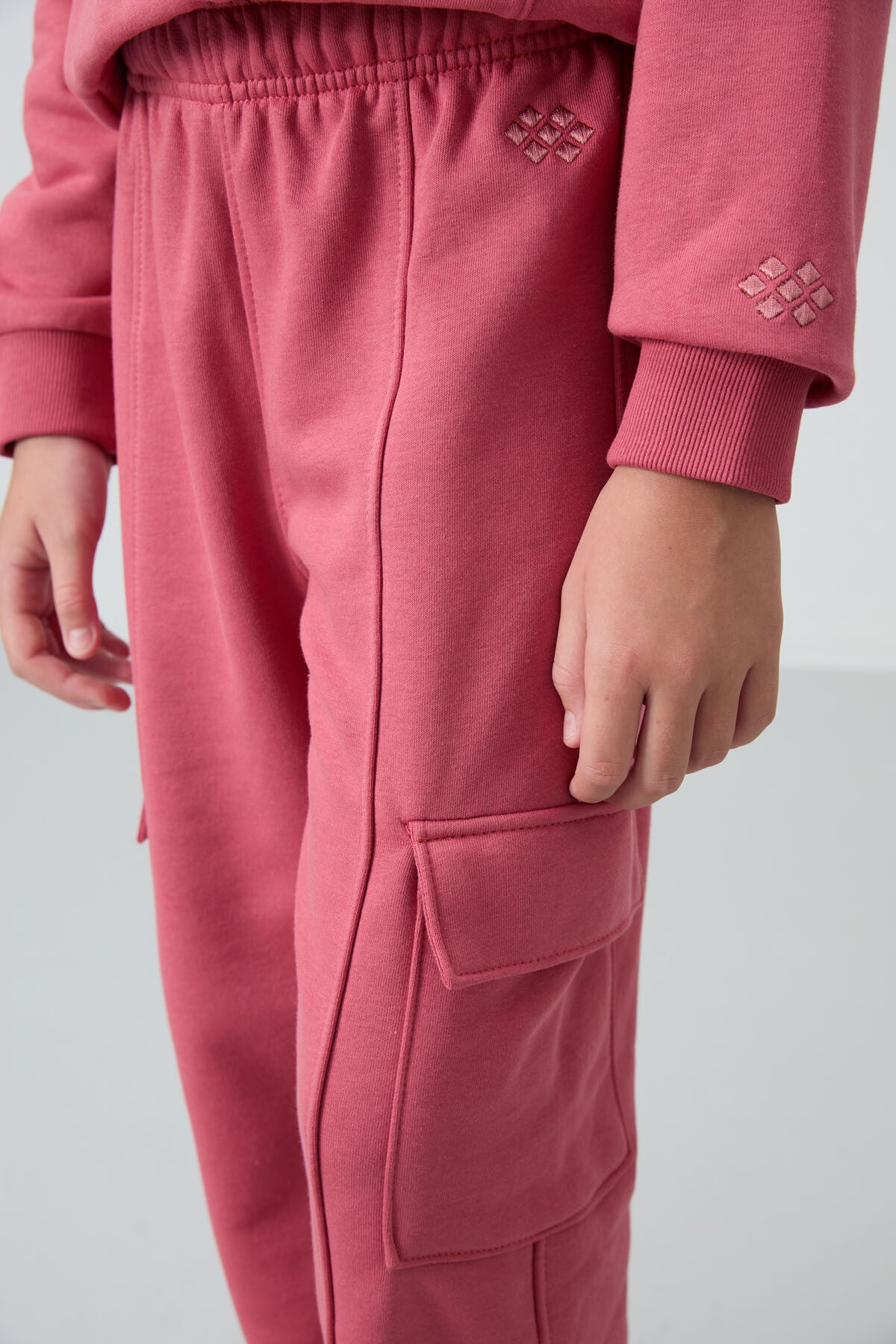 Yaban Gülü Pamuklu İçi Tüylü Yumuşak Dokulu Standart Fit Nakışlı Kız Çocuk Eşofman Takım - 75159