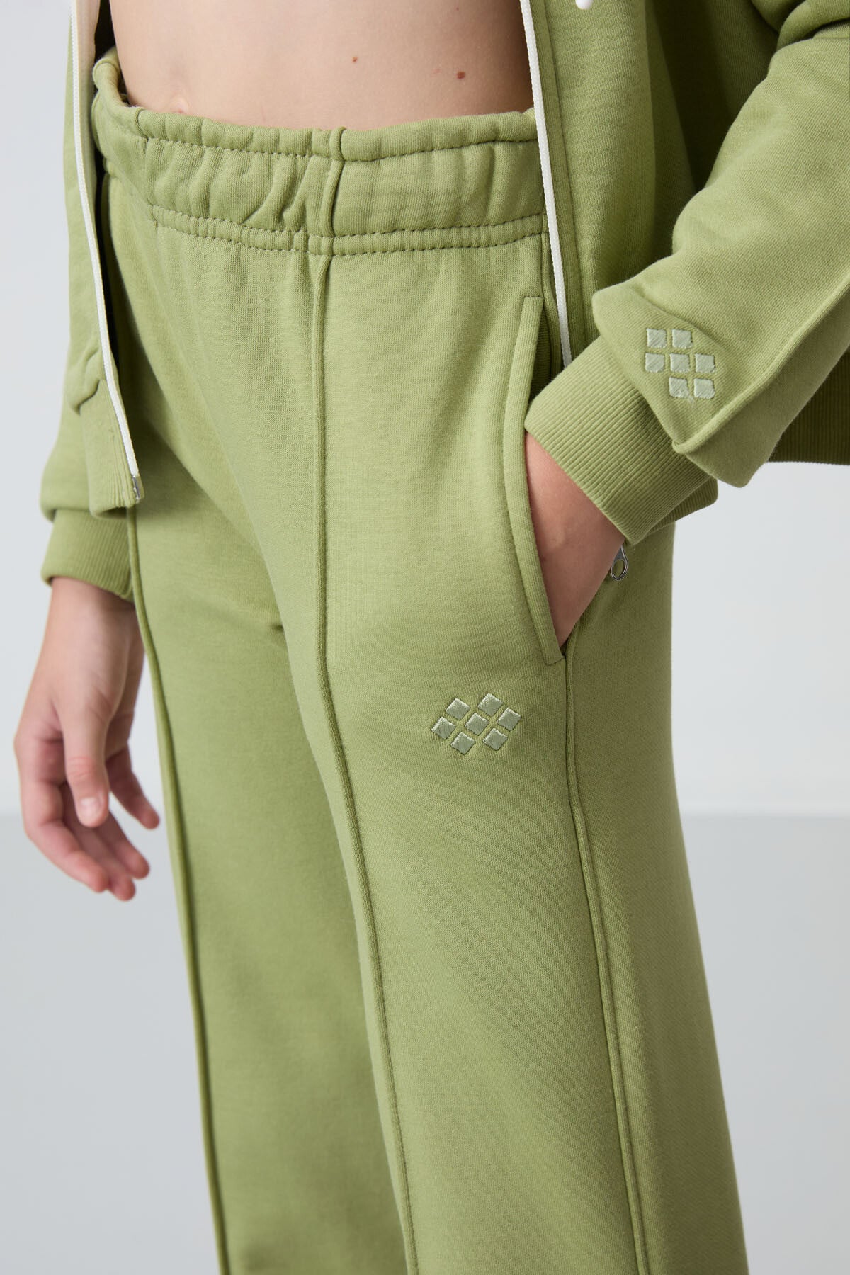 Yağ Yeşil Pamuklu İçi Tüylü Yumuşak Dokulu Standart Fit Nakışlı Kız Çocuk Eşofman Takım - 75161