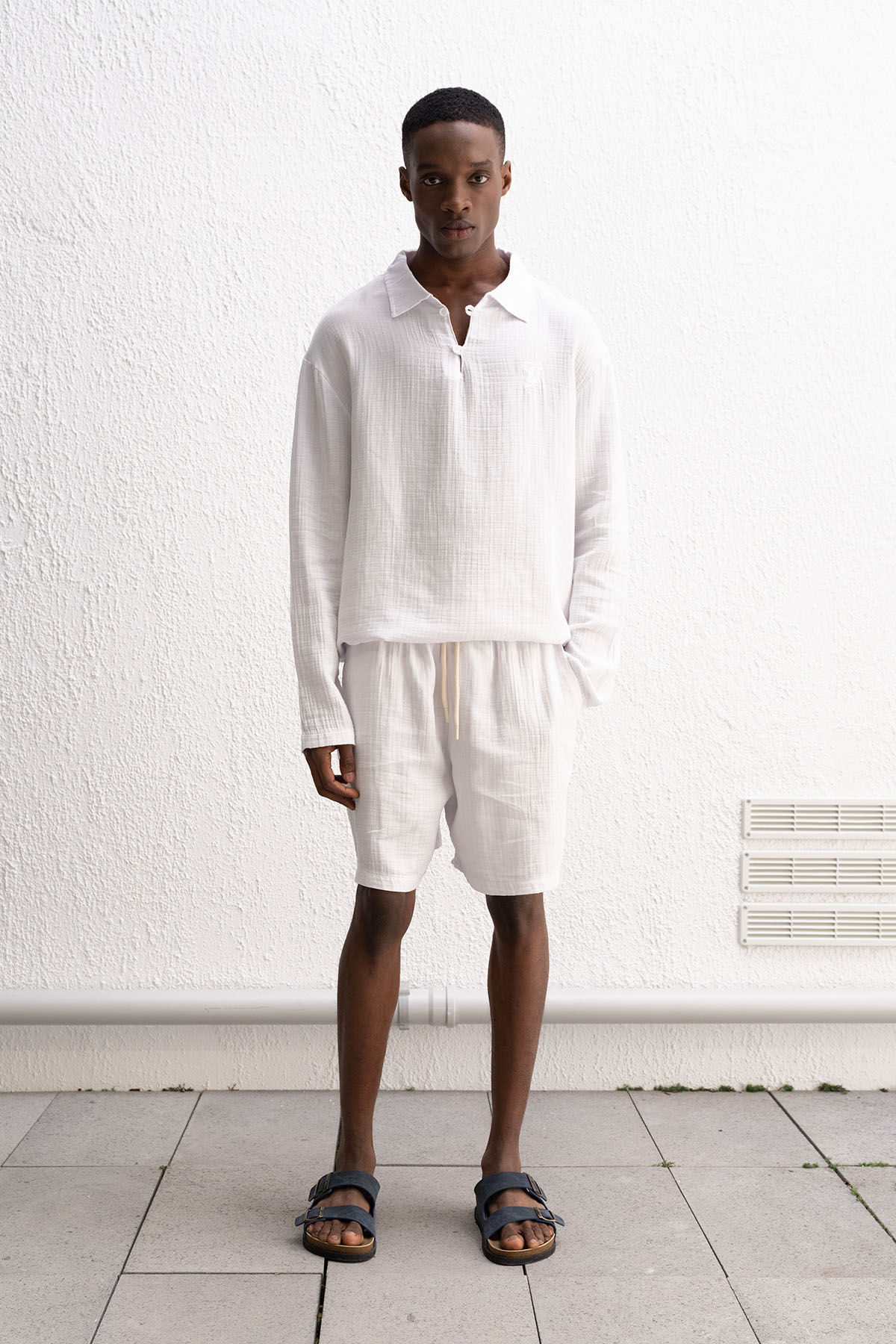 YAKASI DÜĞMELİ UZUN KOLLU BEYAZ GÖMLEK