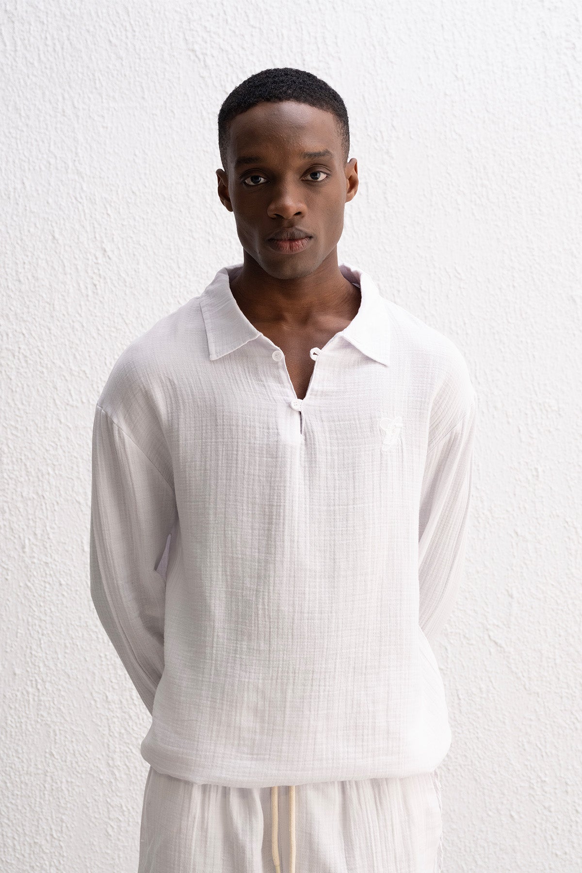 YAKASI DÜĞMELİ UZUN KOLLU BEYAZ GÖMLEK - BEYAZ S