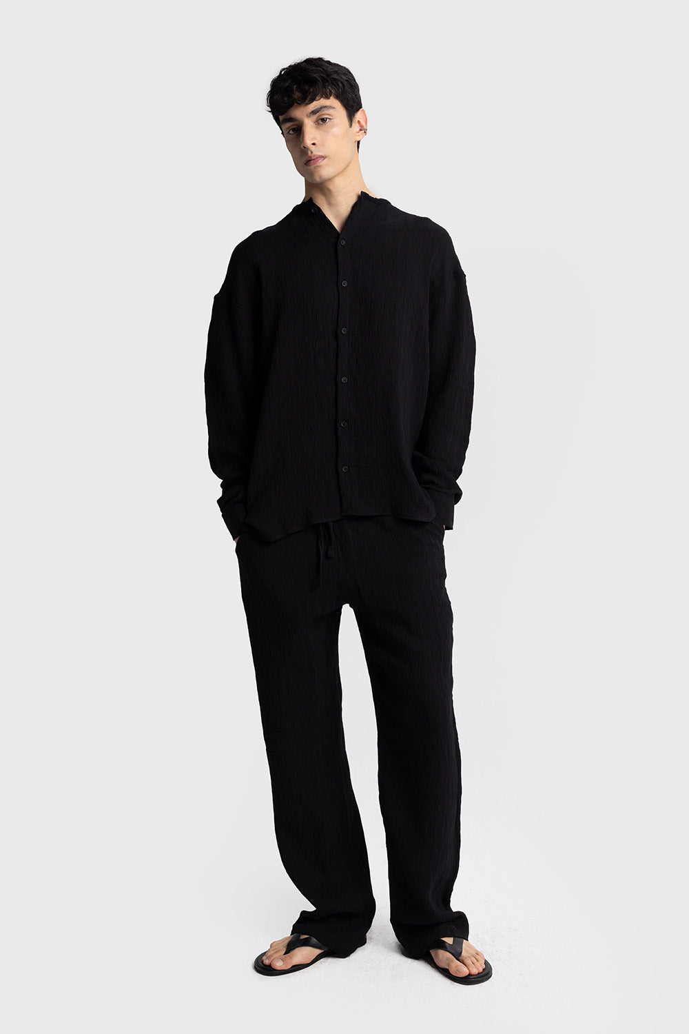 YAKASIZ KIRIŞIK GÖRÜNÜMLÜ GÖMLEK - SİYAH M