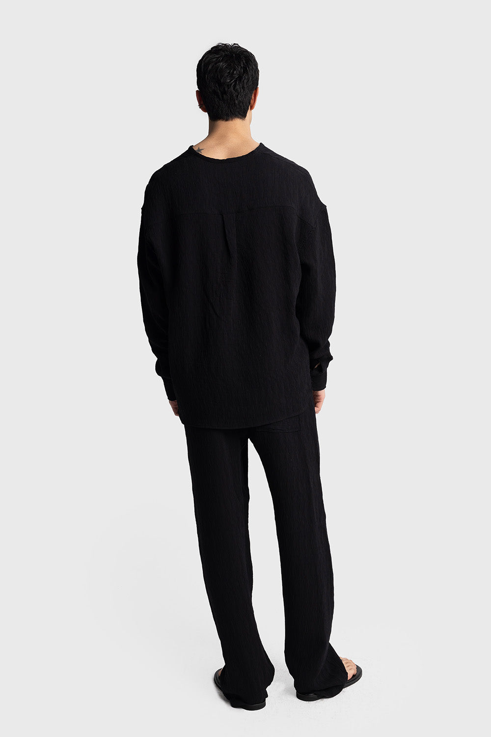 YAKASIZ KIRIŞIK GÖRÜNÜMLÜ GÖMLEK - SİYAH L