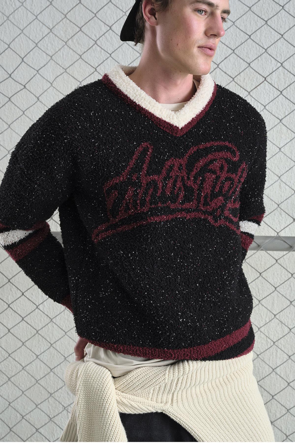 YAZILI V YAKA OVERSIZE TÜYLÜ SİYAH KAZAK