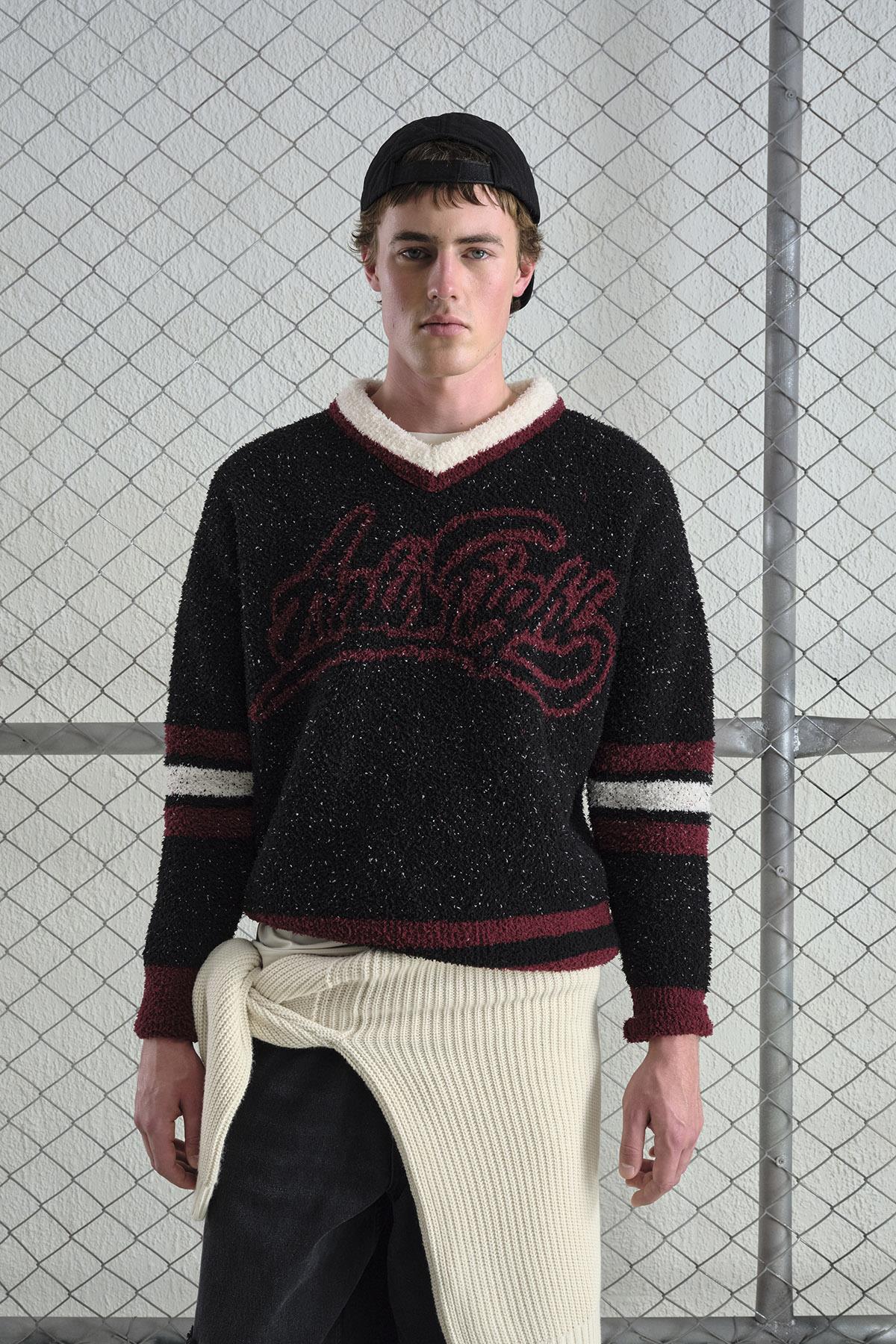 YAZILI V YAKA OVERSIZE TÜYLÜ SİYAH KAZAK