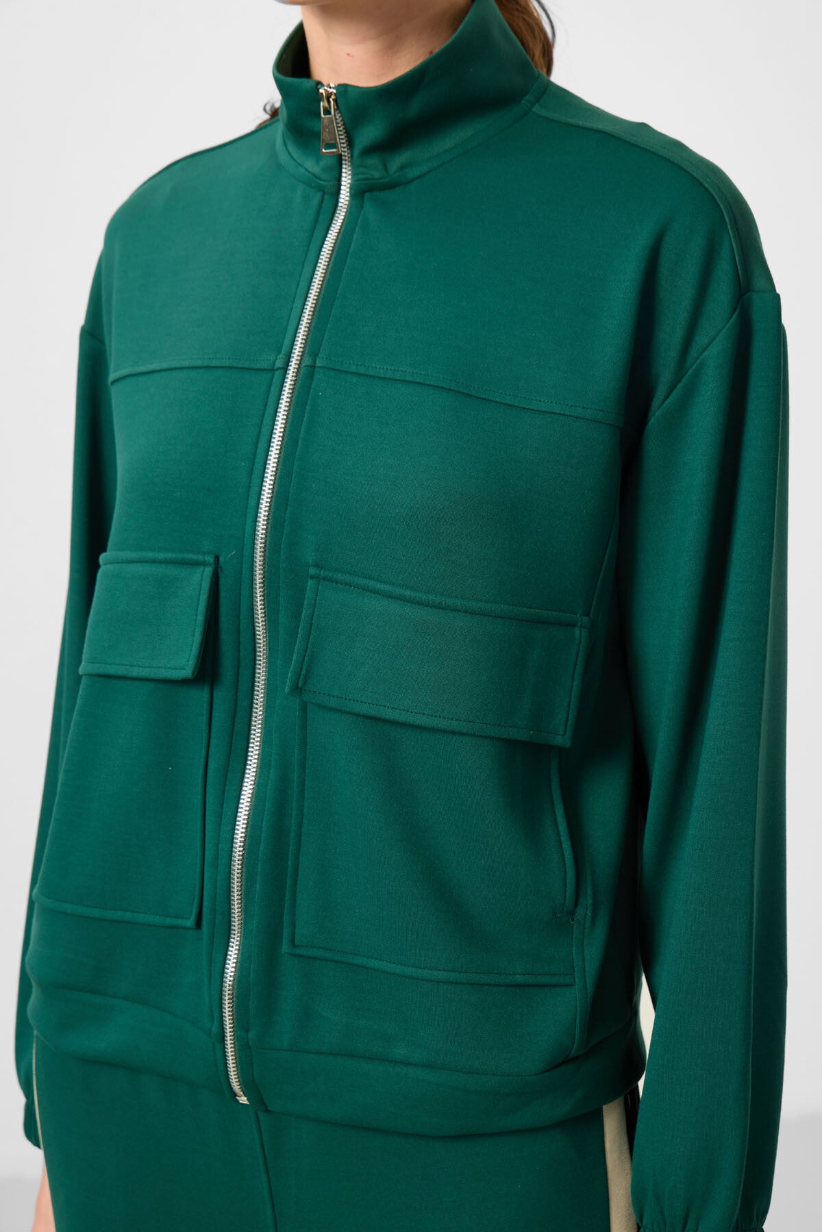 Yeşil Yumuşak Dokulu Dik Yaka Oversize Kargo Cepli Kadın Crop Top Sweatshirt - 97301