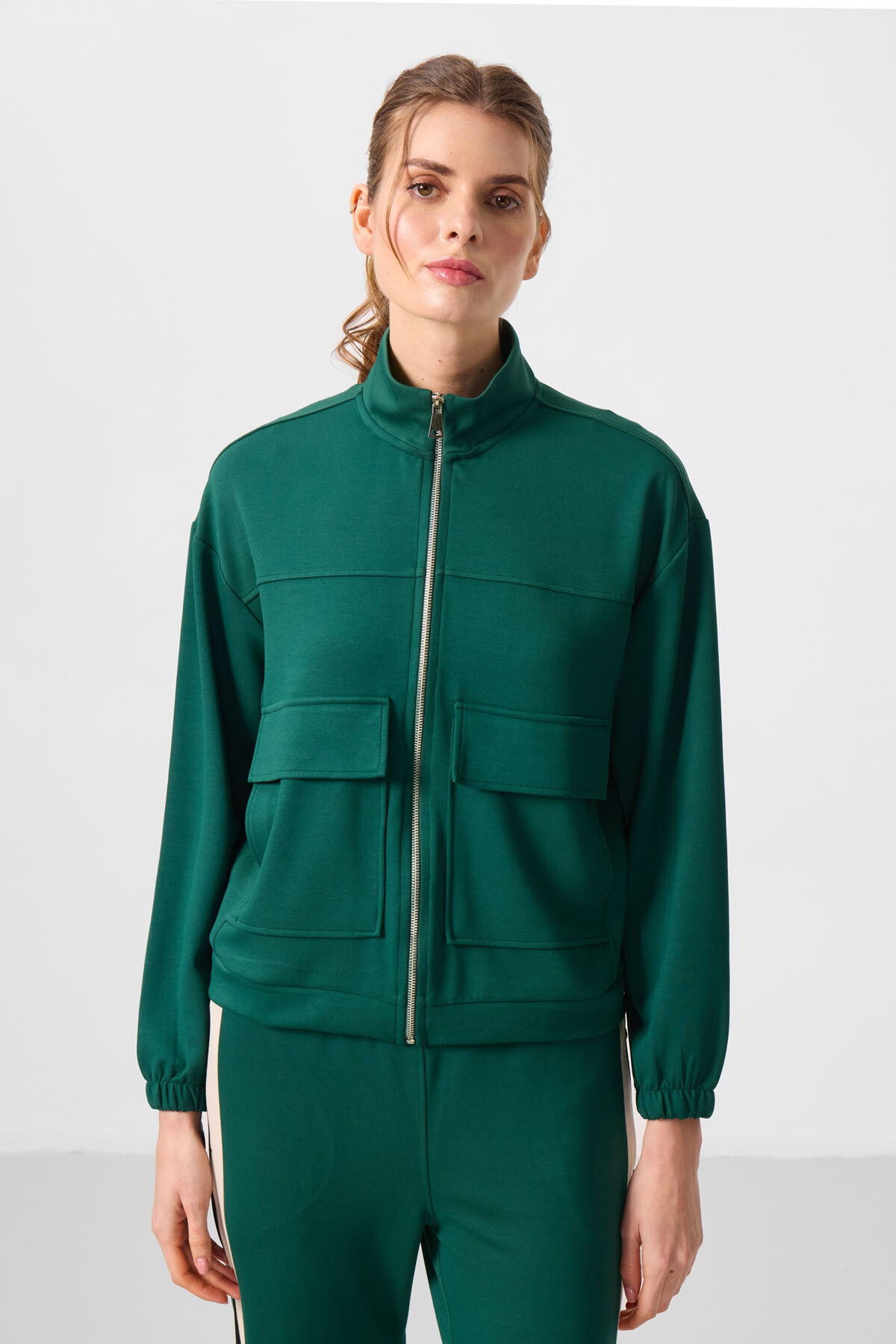 Yeşil Yumuşak Dokulu Dik Yaka Oversize Kargo Cepli Kadın Crop Top Sweatshirt - 97301