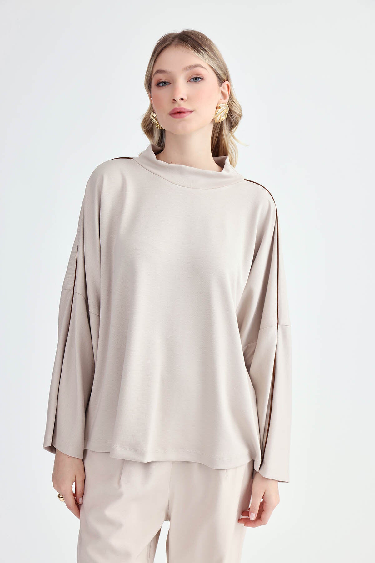 Yuvarlak Yaka Kenarı Şeritli Oversize Bluz
