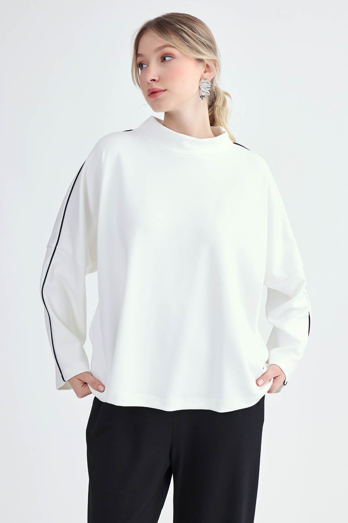 Yuvarlak Yaka Kenarı Şeritli Oversize Bluz
