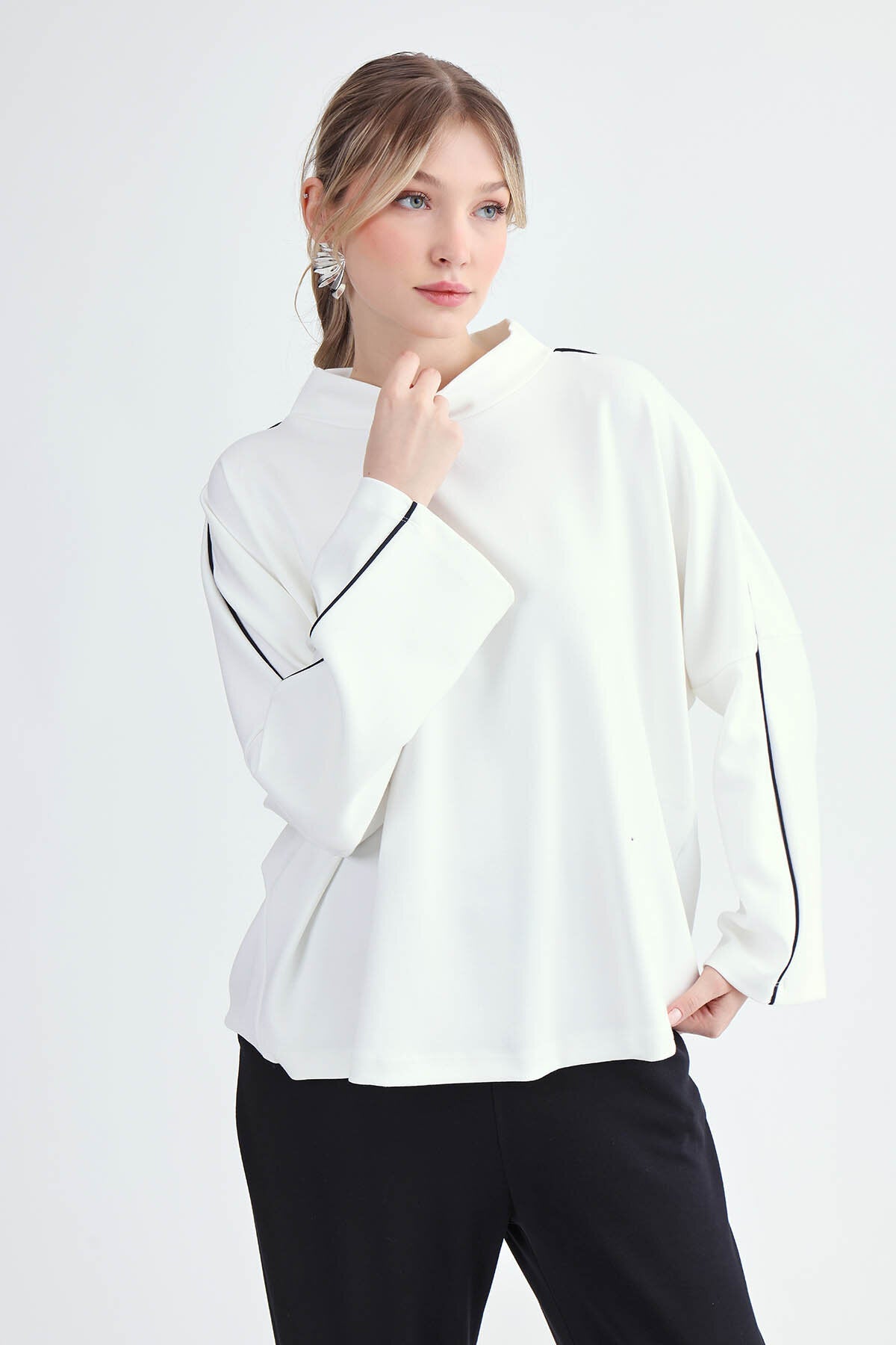 Yuvarlak Yaka Kenarı Şeritli Oversize Bluz