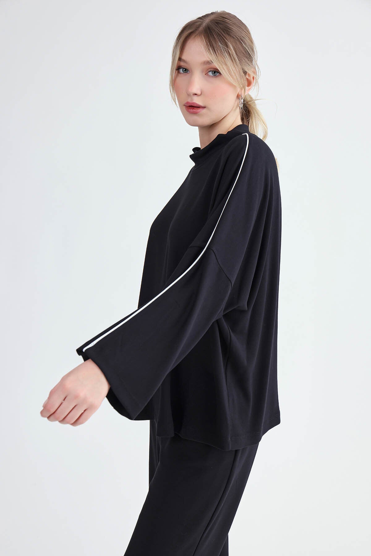 Yuvarlak Yaka Kenarı Şeritli Oversize Bluz