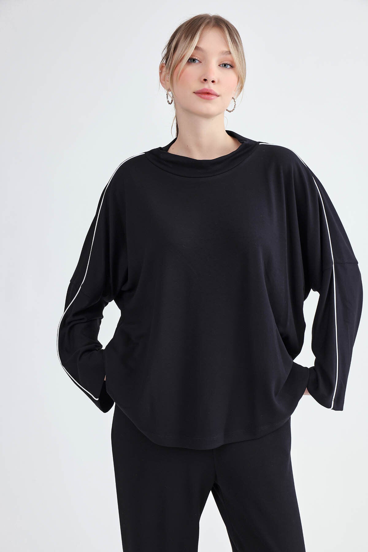 Yuvarlak Yaka Kenarı Şeritli Oversize Bluz