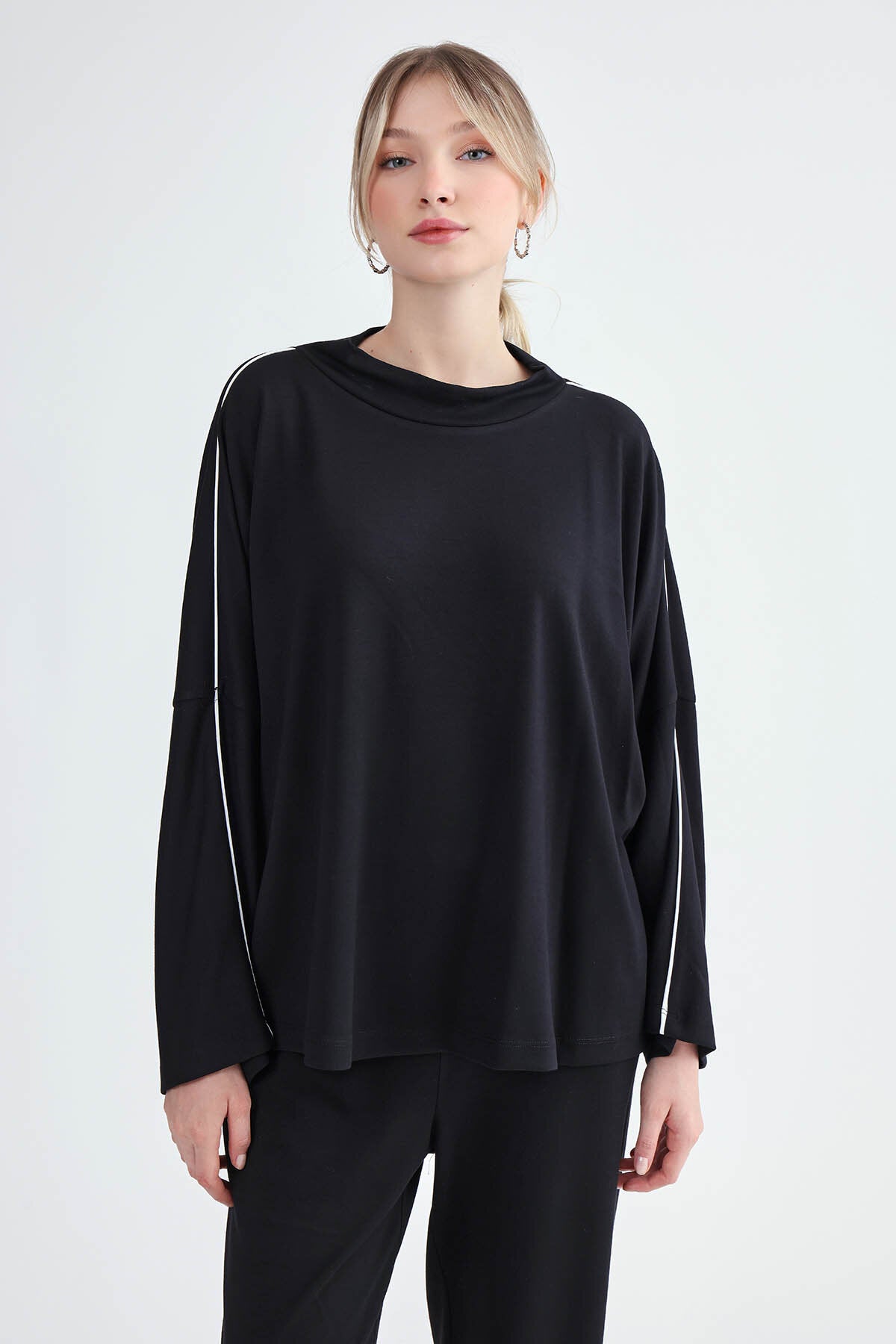 Yuvarlak Yaka Kenarı Şeritli Oversize Bluz