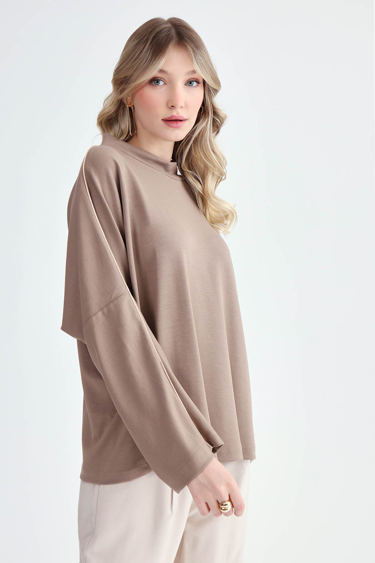 Yuvarlak Yaka Kenarı Şeritli Oversize Bluz