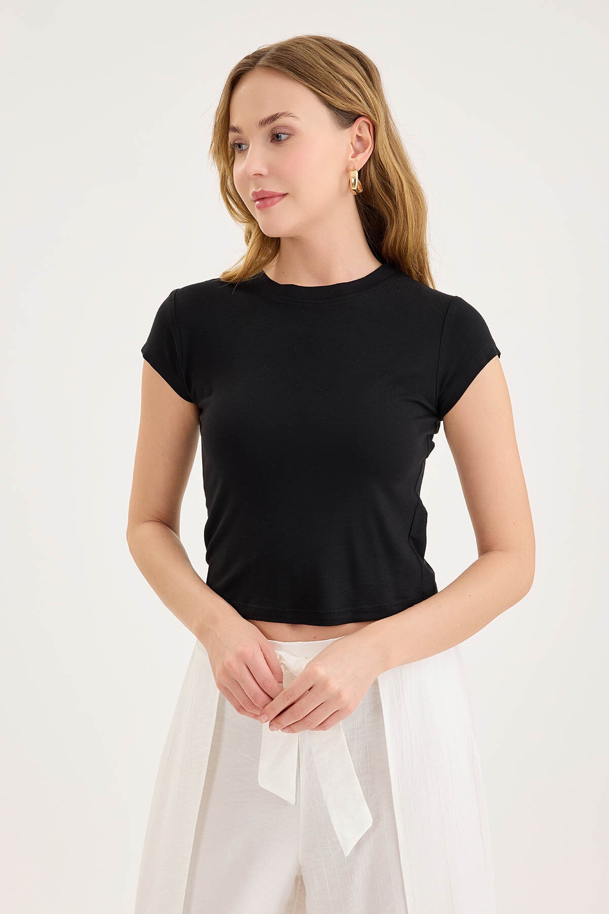 Yuvarlak Yaka Kısa Kol Crop Bluz