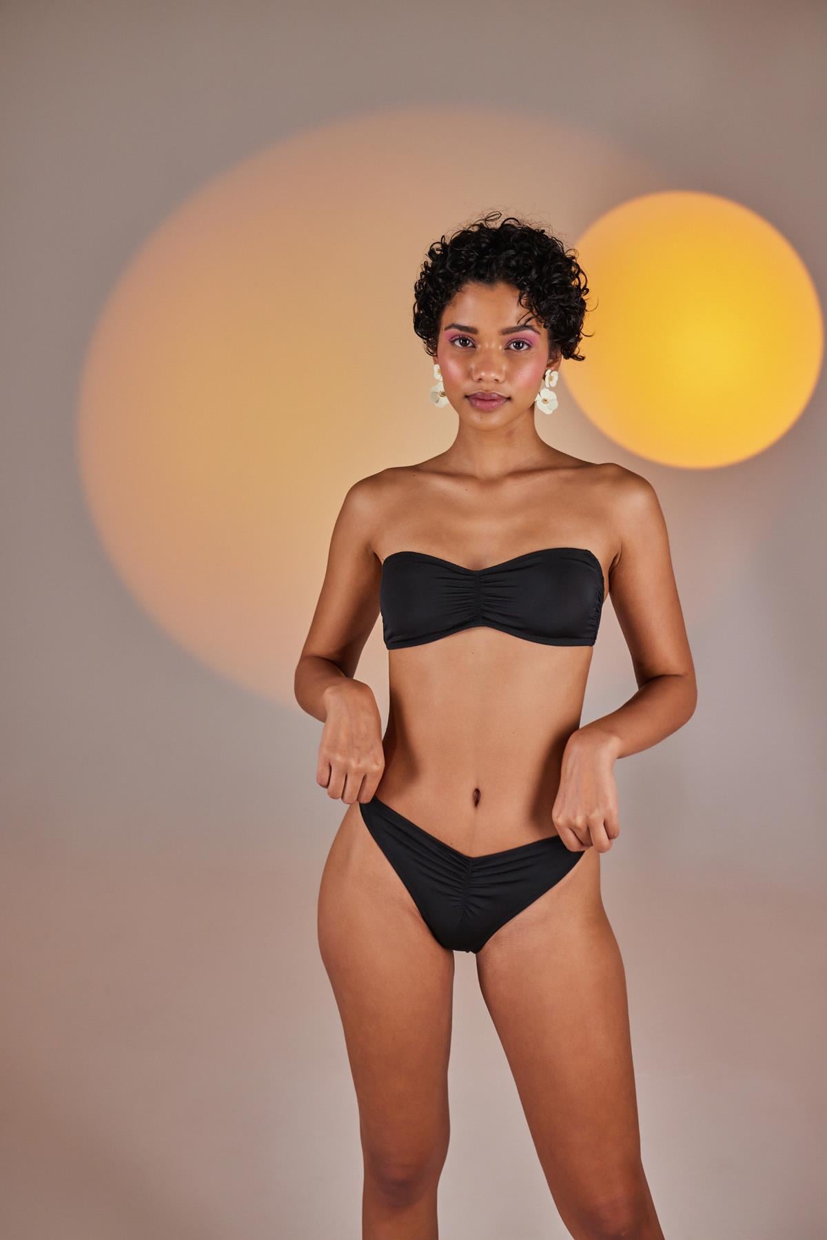 Çıkarılabilir Çiçek Detaylı Premium Sleek Bikini Üstü Siyah