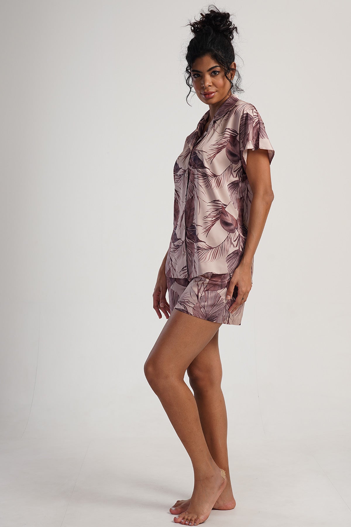 KADIN SATEN TAMAMI DUGMELI KISA KOL SORT TAKIM