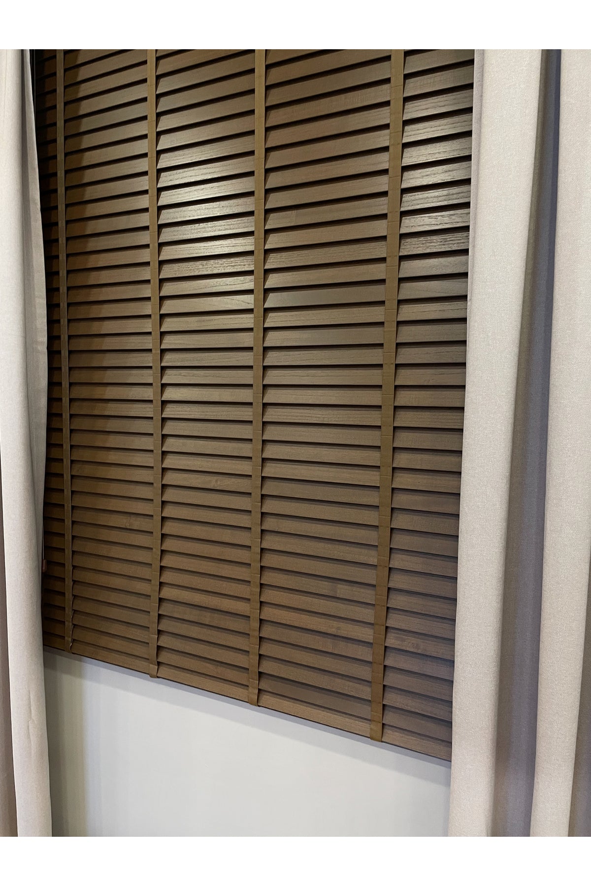 Kahverengi %100 Orijinal Ahşap Jaluzi Perde 50 Mm Ofis Modern Ve Tüm Mekanlar Için