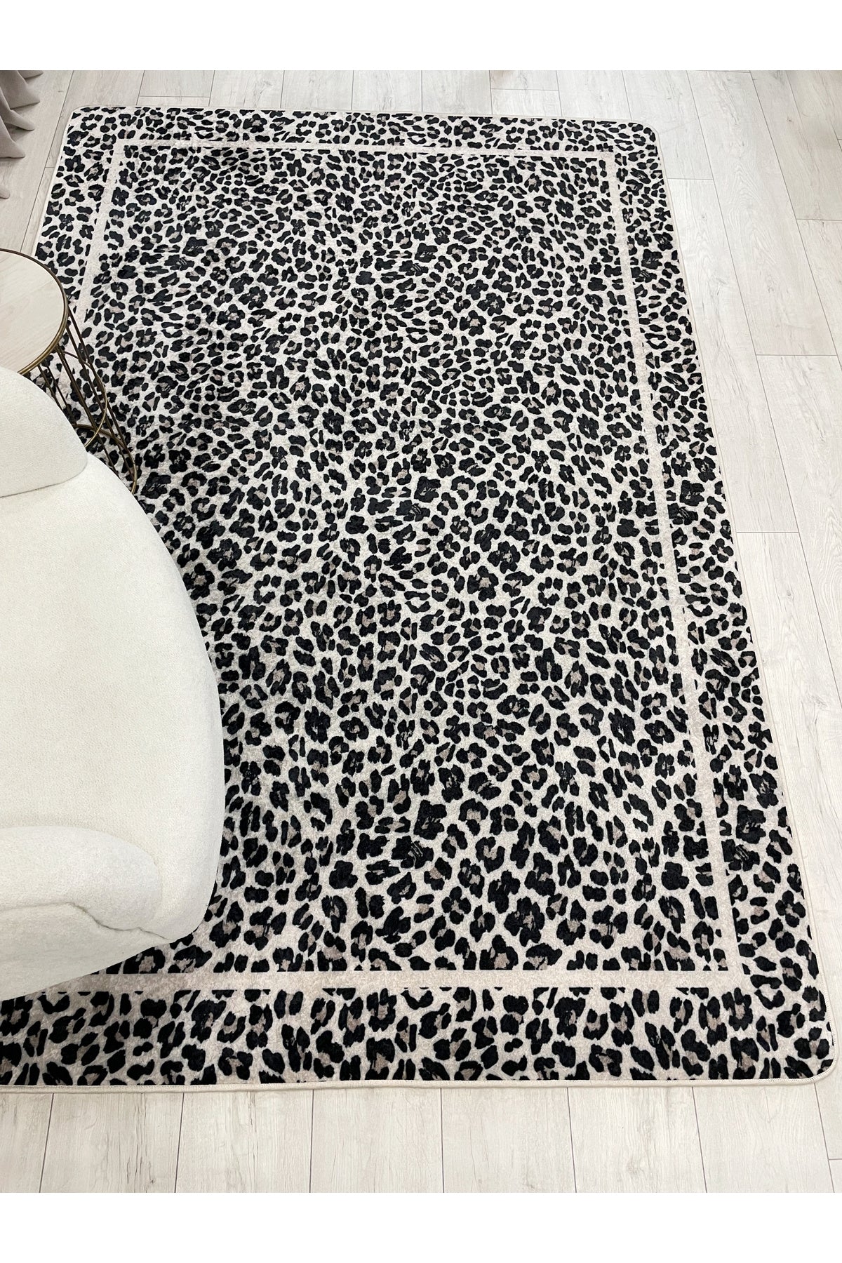 Leopar Desenli Oval Lateks Deri Halı
