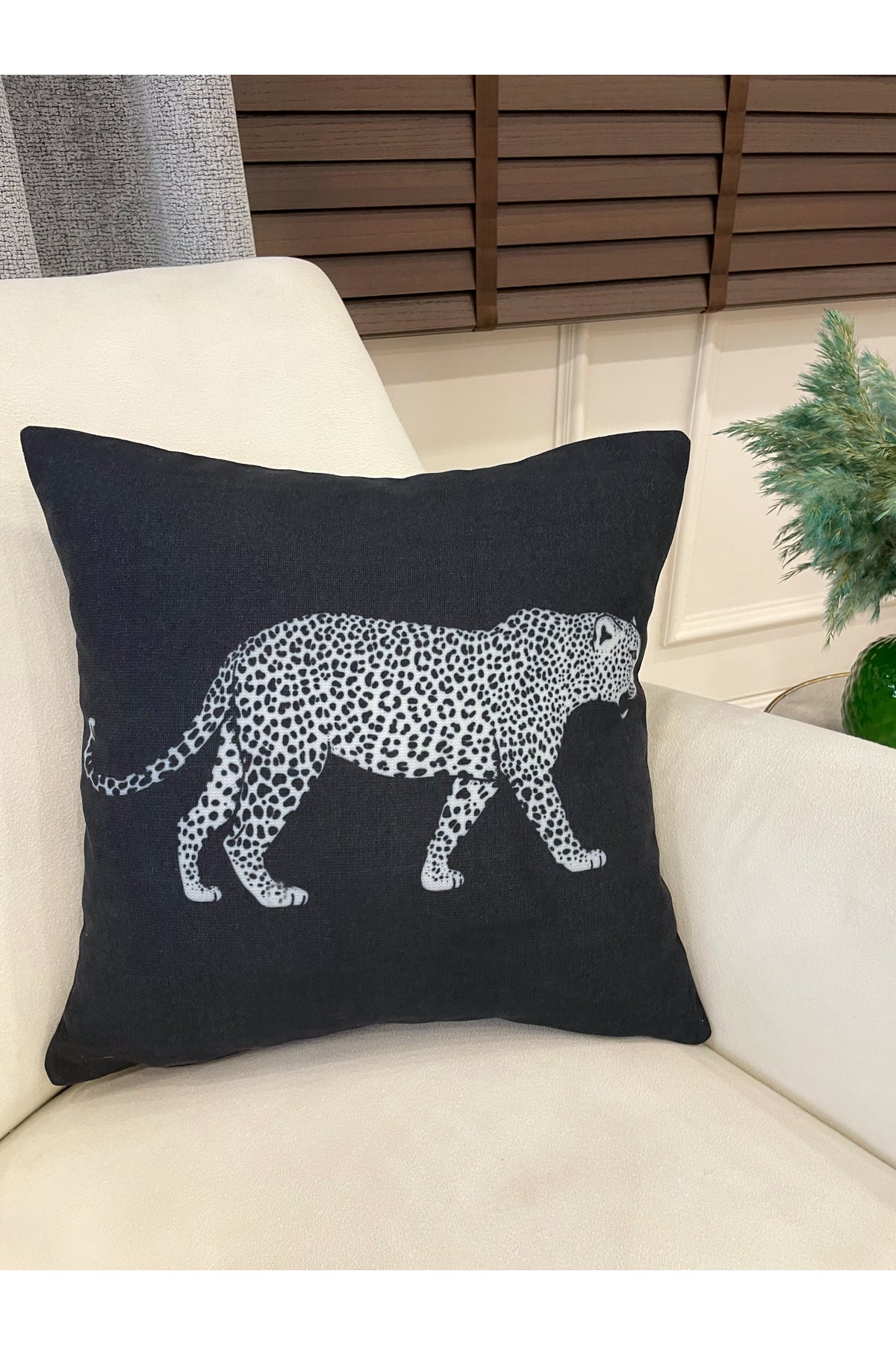 Siyah Renk Aslan Desenli Dokuma Kumaş Kırlent Kılıfı 45x45