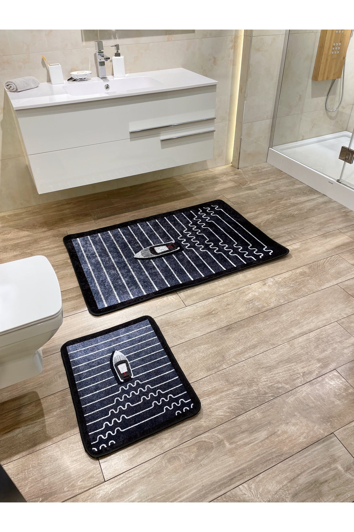 Tekne Desen Çizgi Desenli 2 li Deri Taban Banyo Paspas (70x110 - 70x50)