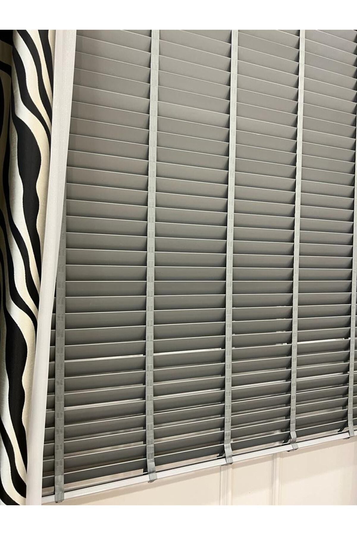 Kızıl Kahve Orijinal Ahşap Jaluzi Perde 50 mm Ofis Modern Ve Tüm Mekanlar Için