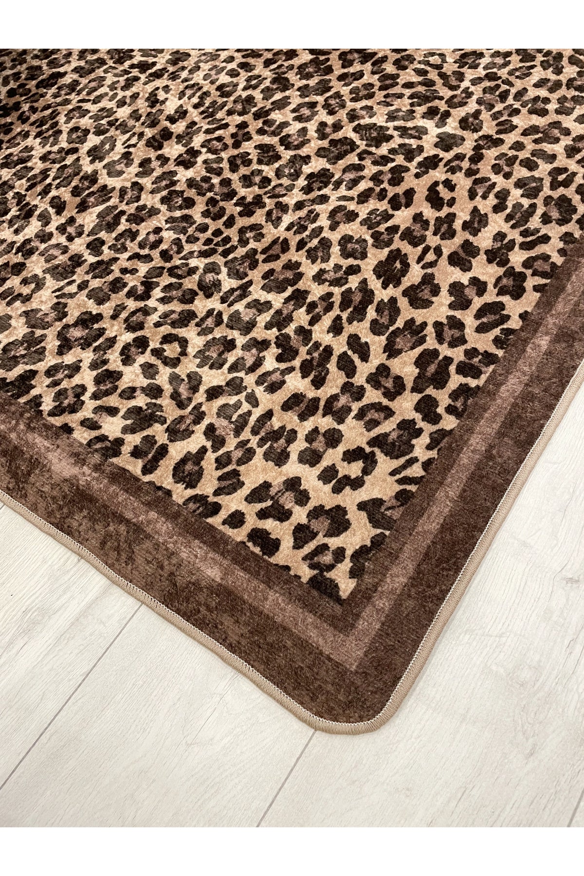 Leopar Desenli Oval Lateks Deri Halı
