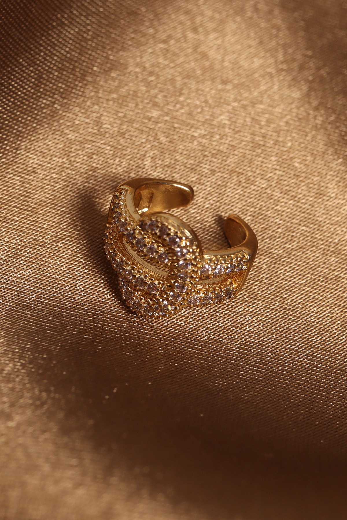 Kemer Modeli Zirkon Taşlı Gold Renk Kıkırdak Küpe