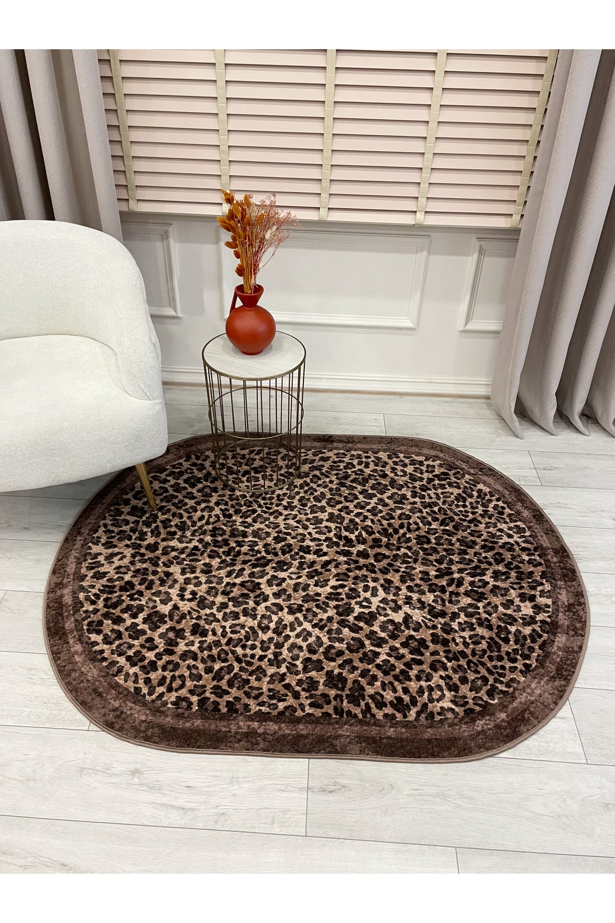 Leopar Desenli Oval Lateks Deri Halı