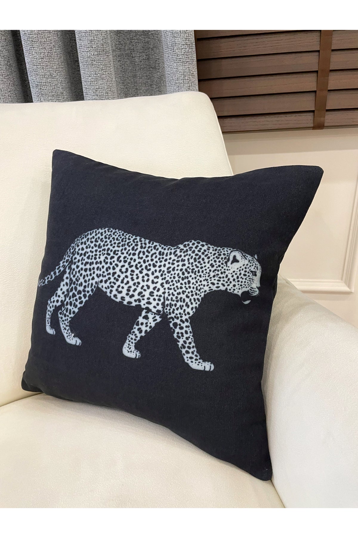 Siyah Renk Aslan Desenli Dokuma Kumaş Kırlent Kılıfı 45x45