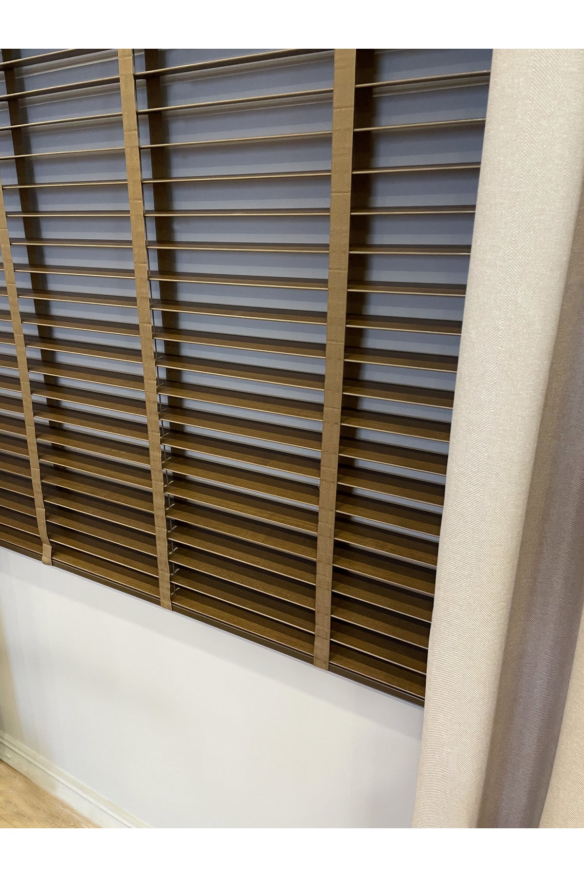 Kahverengi %100 Orijinal Ahşap Jaluzi Perde 50 Mm Ofis Modern Ve Tüm Mekanlar Için