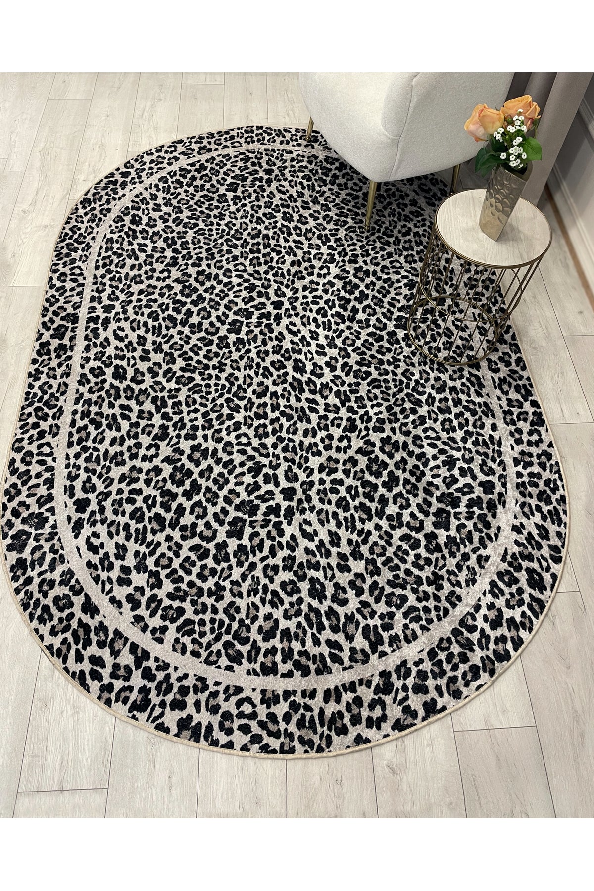 Leopar Desenli Oval Lateks Deri Halı