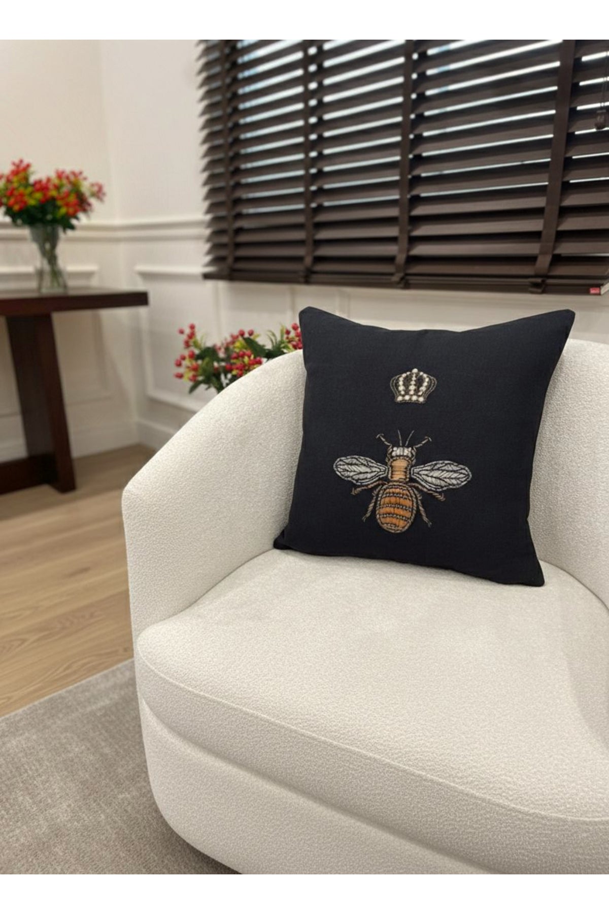 Kraliçe Arı İşleme Görünüm Dokuma Kumaş Kırlent Kılıfı 45x45