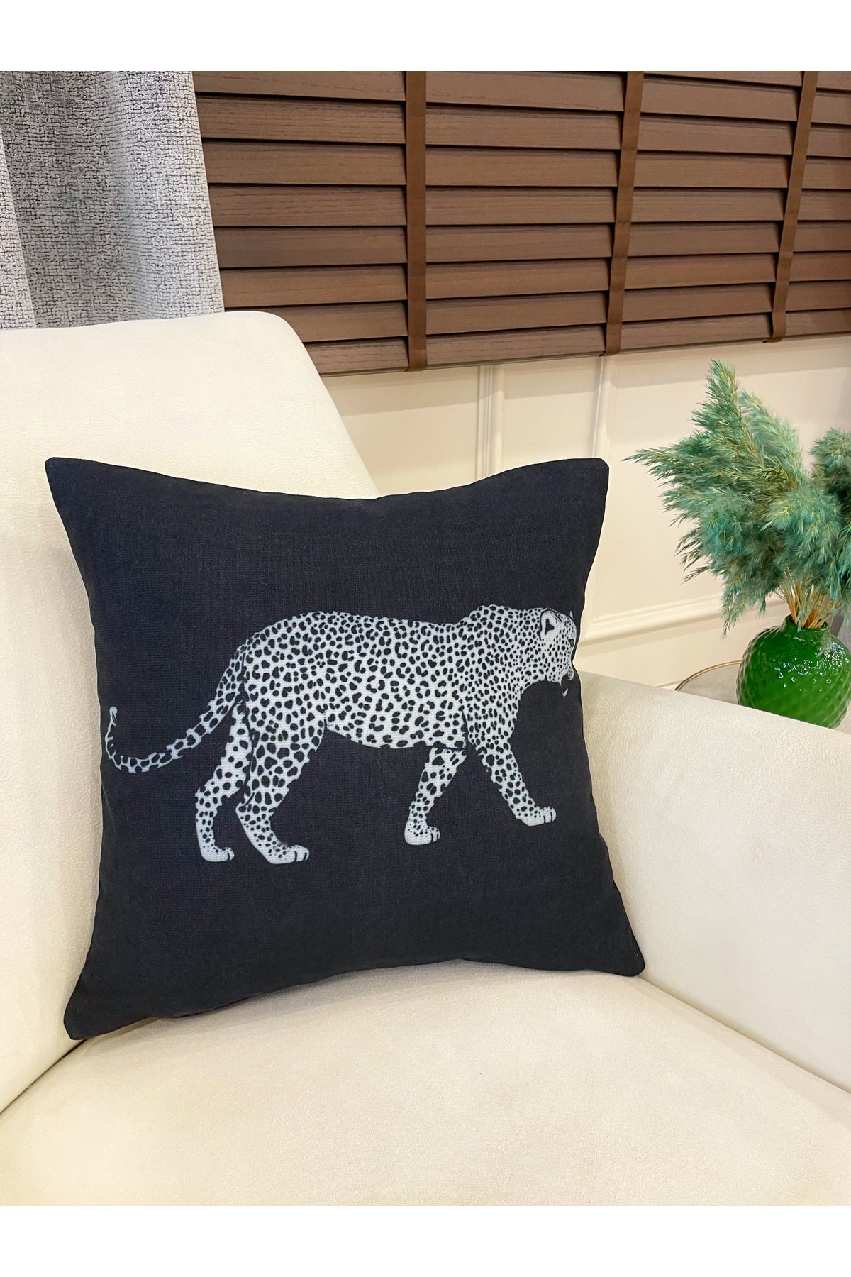 Siyah Renk Aslan Desenli Dokuma Kumaş Kırlent Kılıfı 45x45