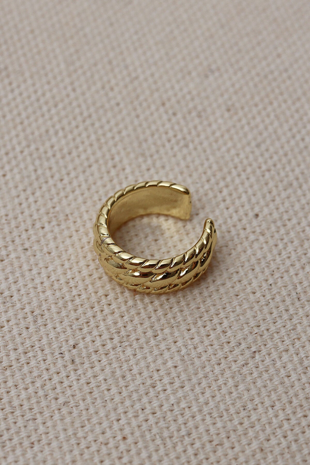 Zincir Görünümlü Gold Renk Kıkırdak Küpe