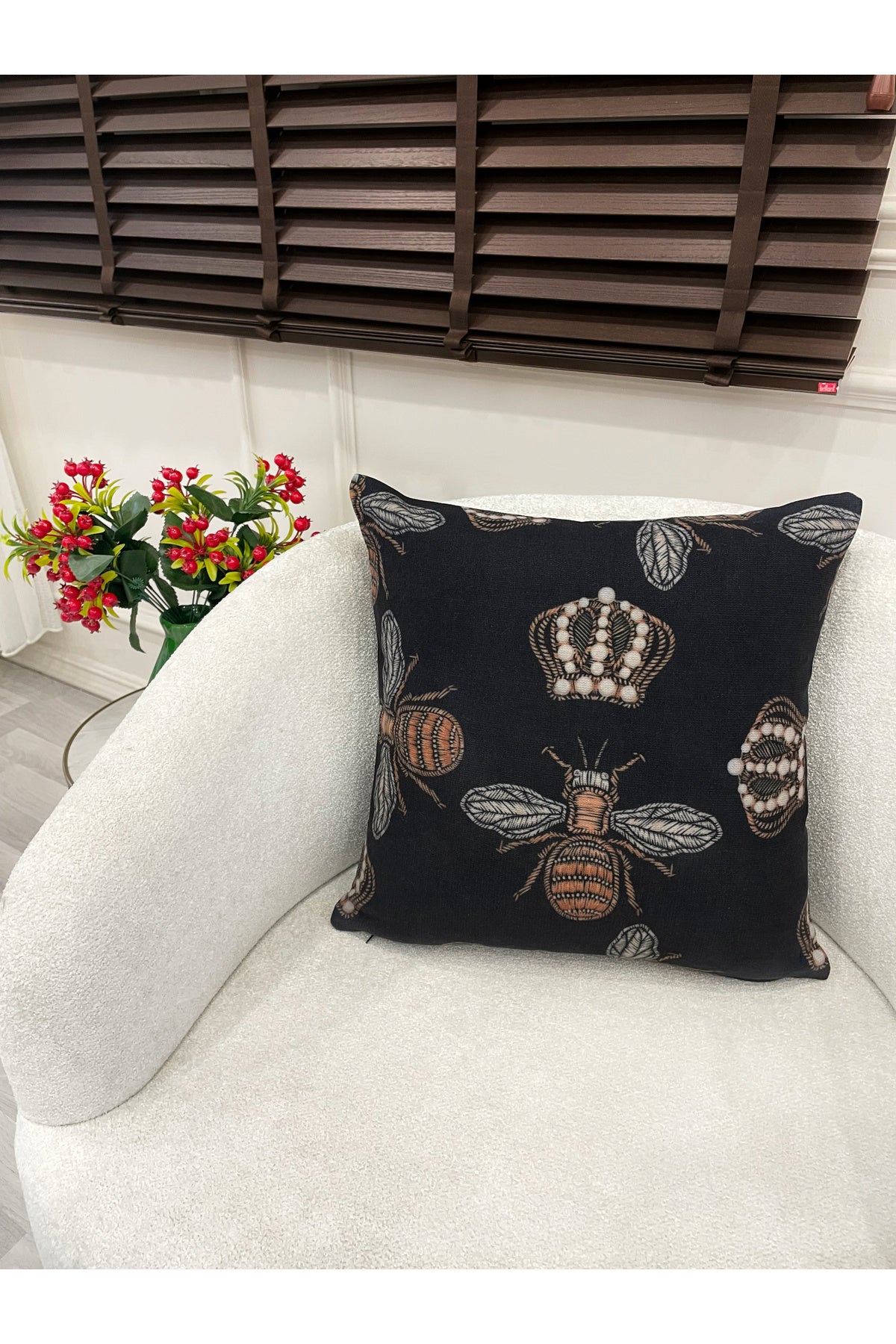 Kraliçe Arı İşleme Görünüm Dokuma Kumaş Kırlent Kılıfı 45x45