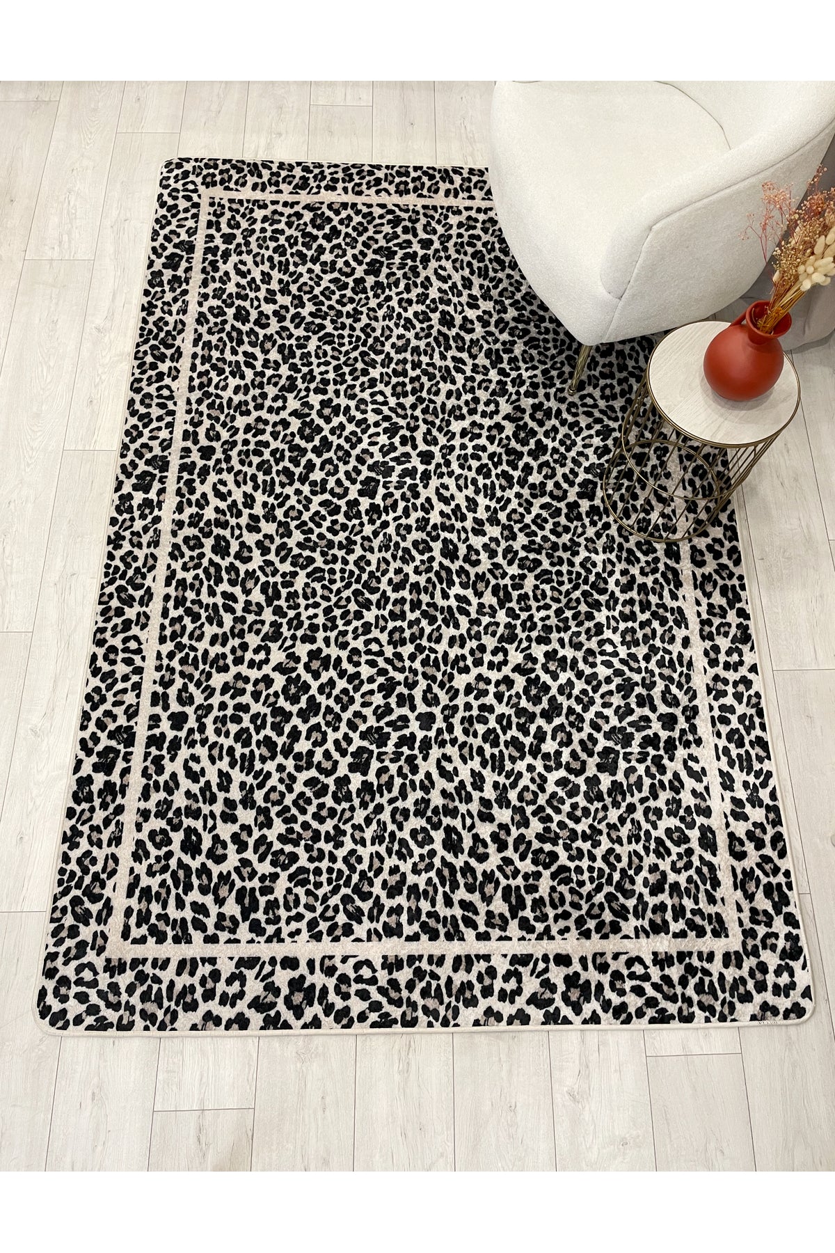 Leopar Desenli Oval Lateks Deri Halı