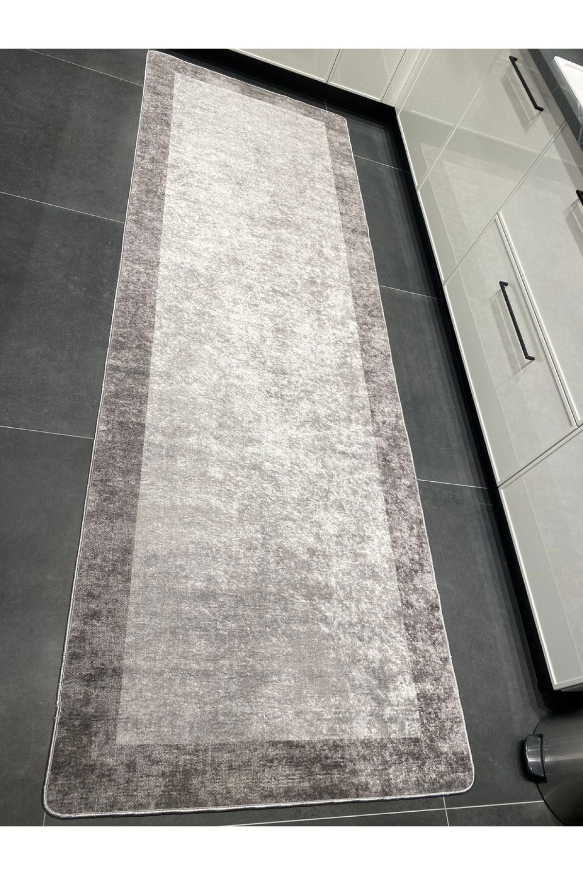 Geometrik Çizgili Lateks Deri Taban Saçaksız Mutfak Halısı - Gri - Siyah