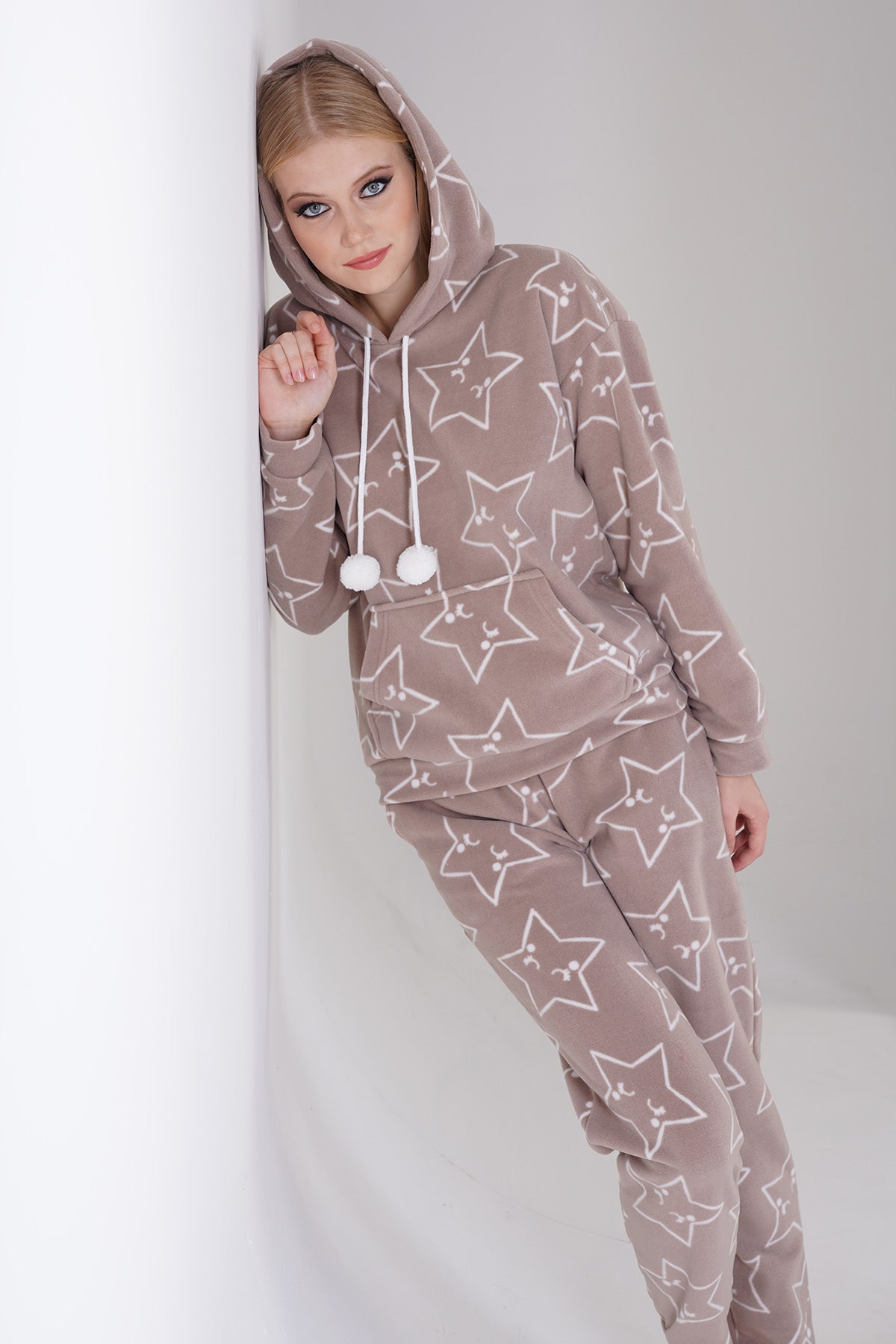 KADIN POLAR KAPSONLU DUSUK OMUZLU KANGURU CEPLI MANSETLI CEPLI PIJAMA TAKIM